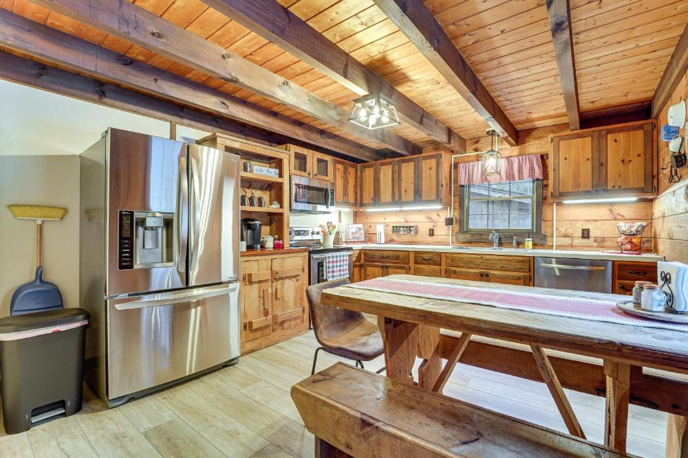 Family-Friendly Tyrone Cabin with Deck Near Hiking